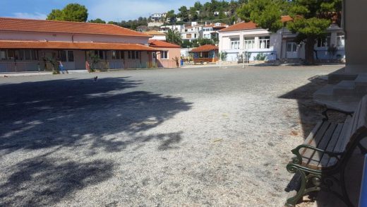 Αυλιος-χώρος-Δημοτικού-σχολείου-Αλόννησος-Βαφίνης-Δημαρχος